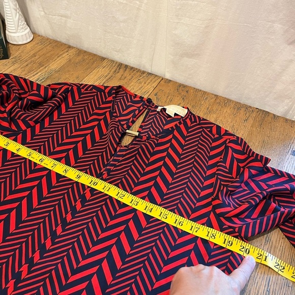 ❤️ MICHAEL MICHAEL KORS – Tie-Front Chevron Blouse – Size S - Picture 9 of 10